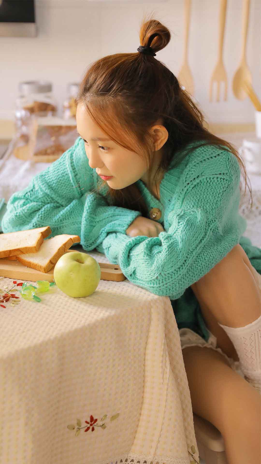 居家美女厨房俏皮可爱写真图片手机壁纸