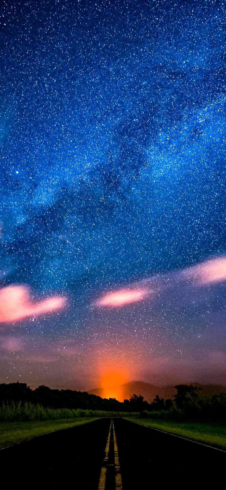 夜空壁纸下的漫长道路