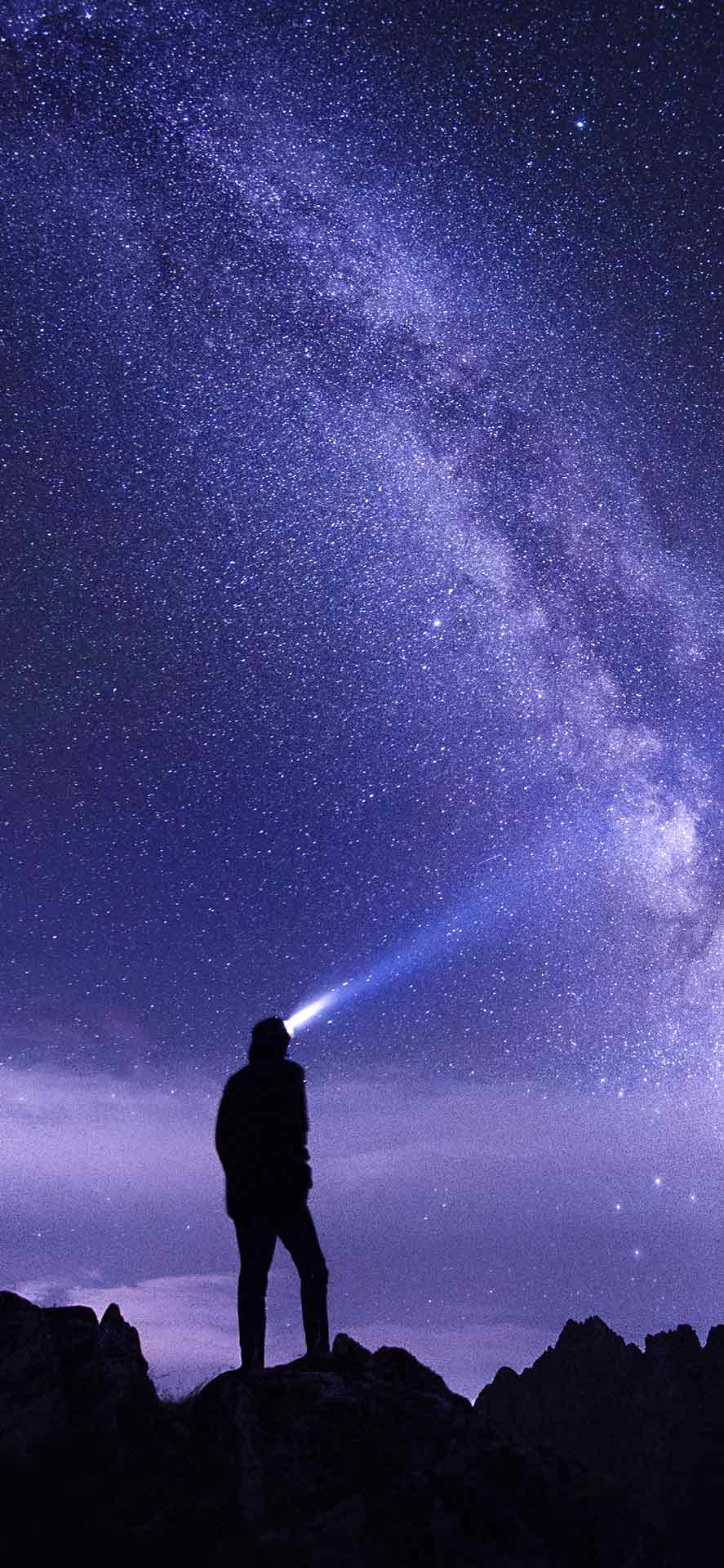 美丽夜空壁纸下的男人