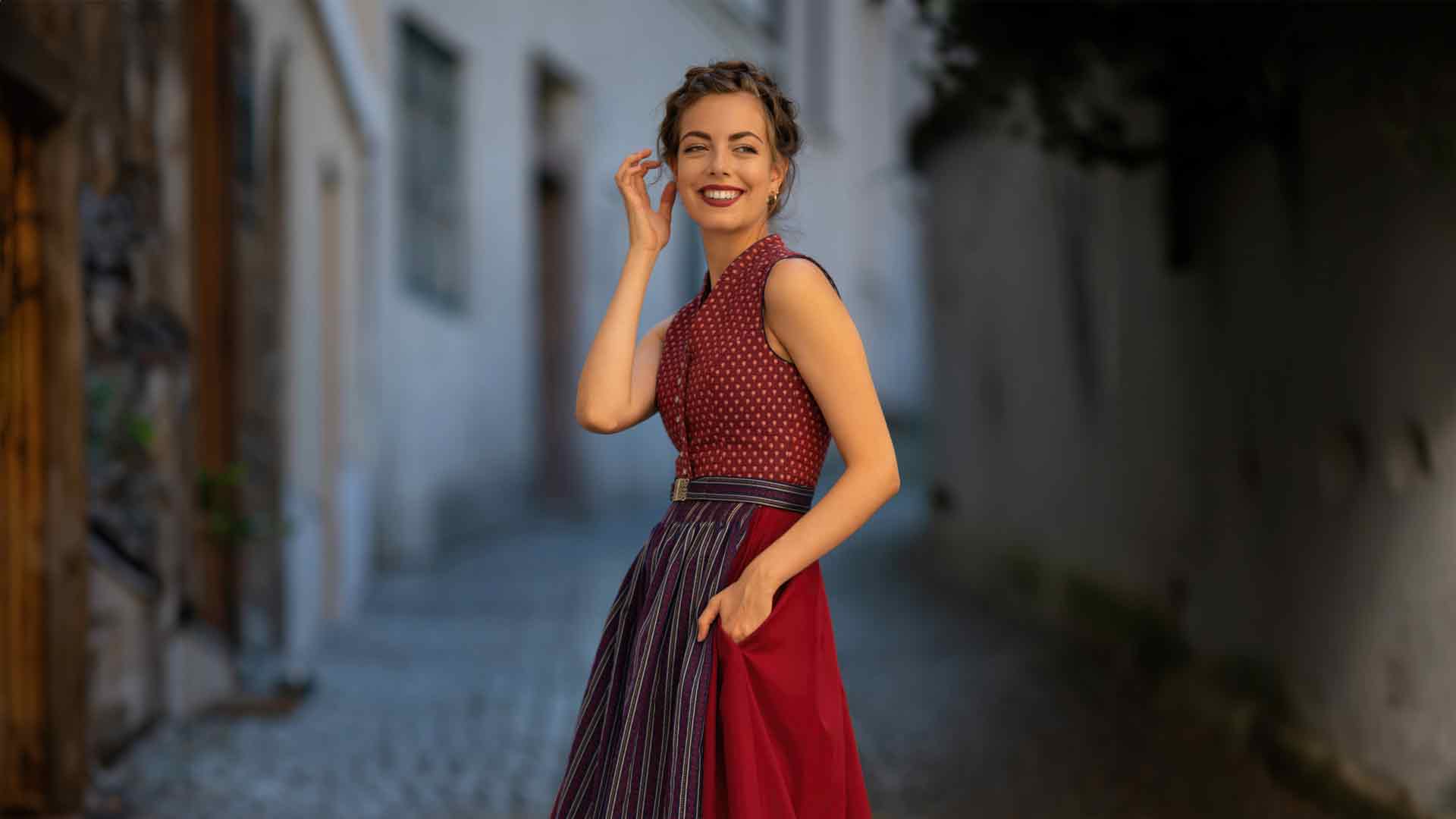 红裙女孩对着镜头微笑 2K