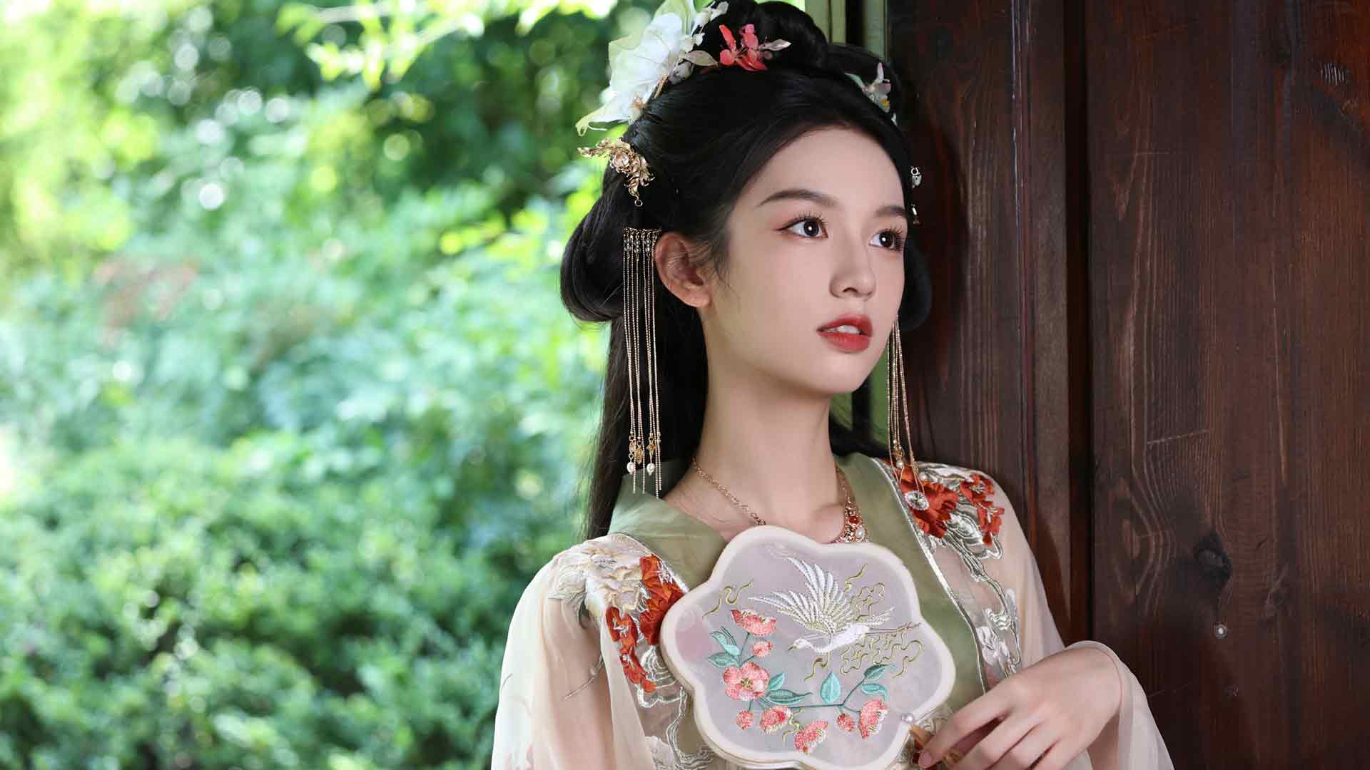 美女周也一袭古装丝绸织花长裙，手拿小扇，化身闺中大小姐，恬静优雅写真壁纸图片