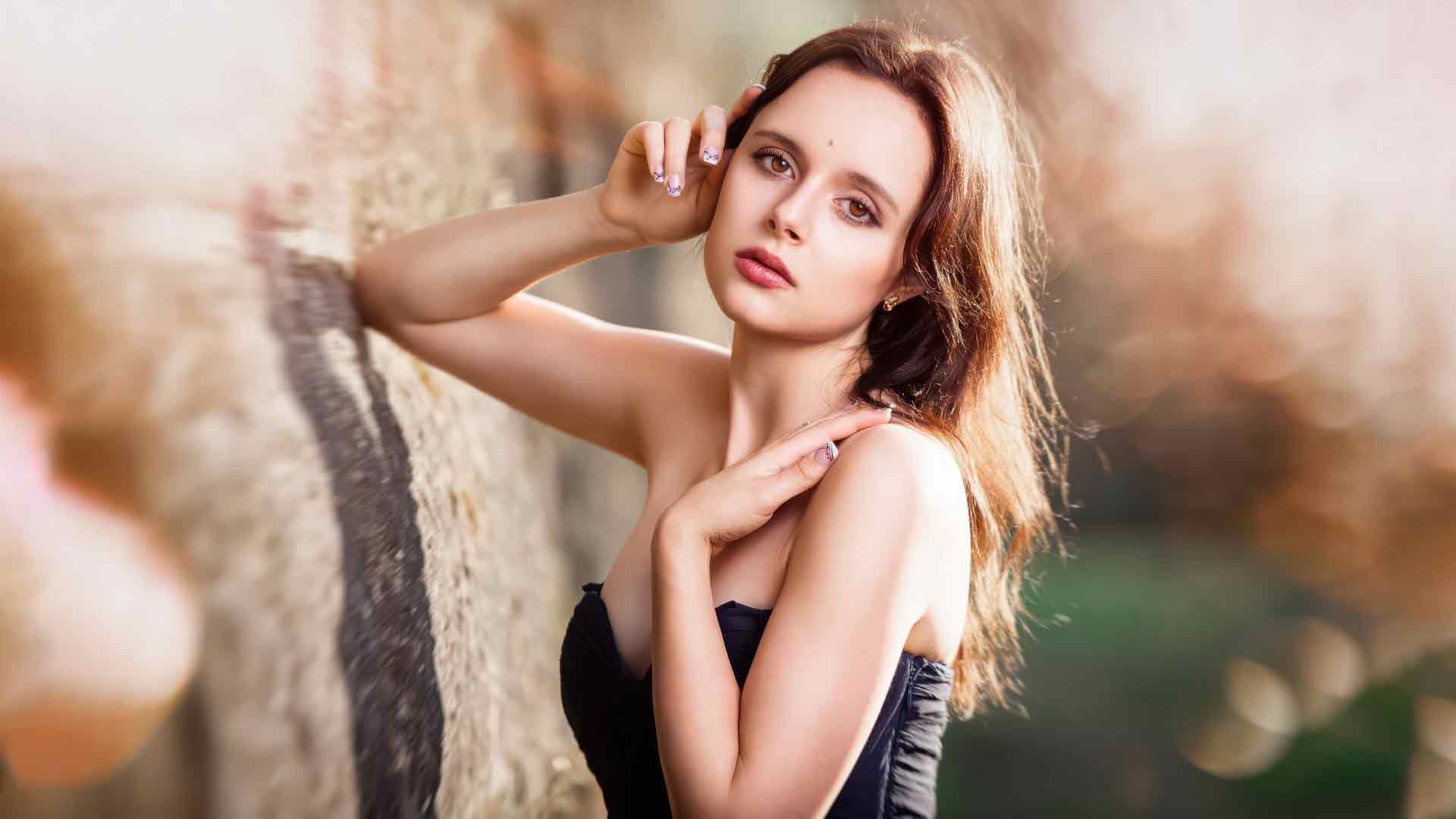 花树下的美丽女人