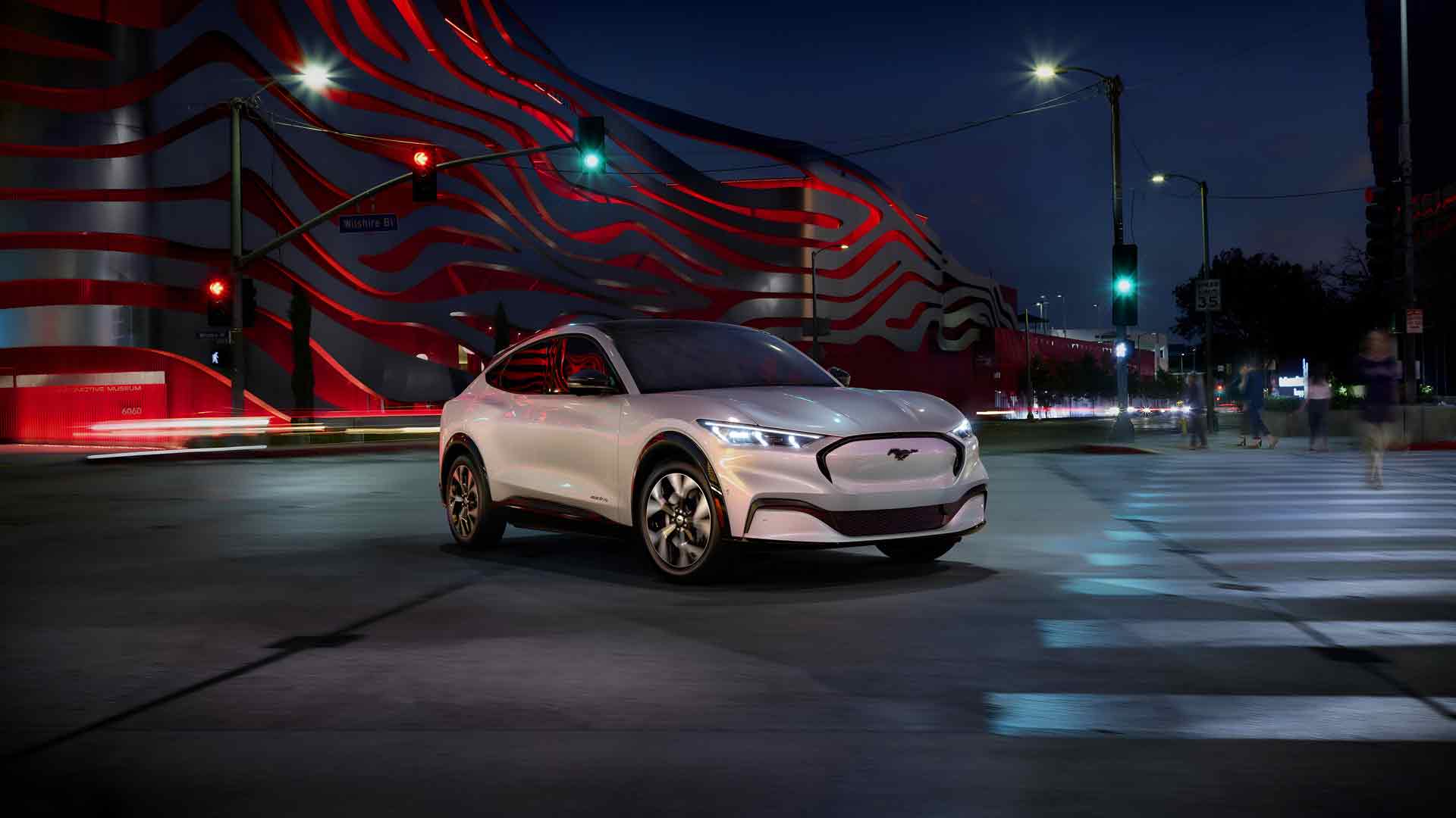 福特野马 Mach-E 电动跨界车城市夜景桌面壁纸