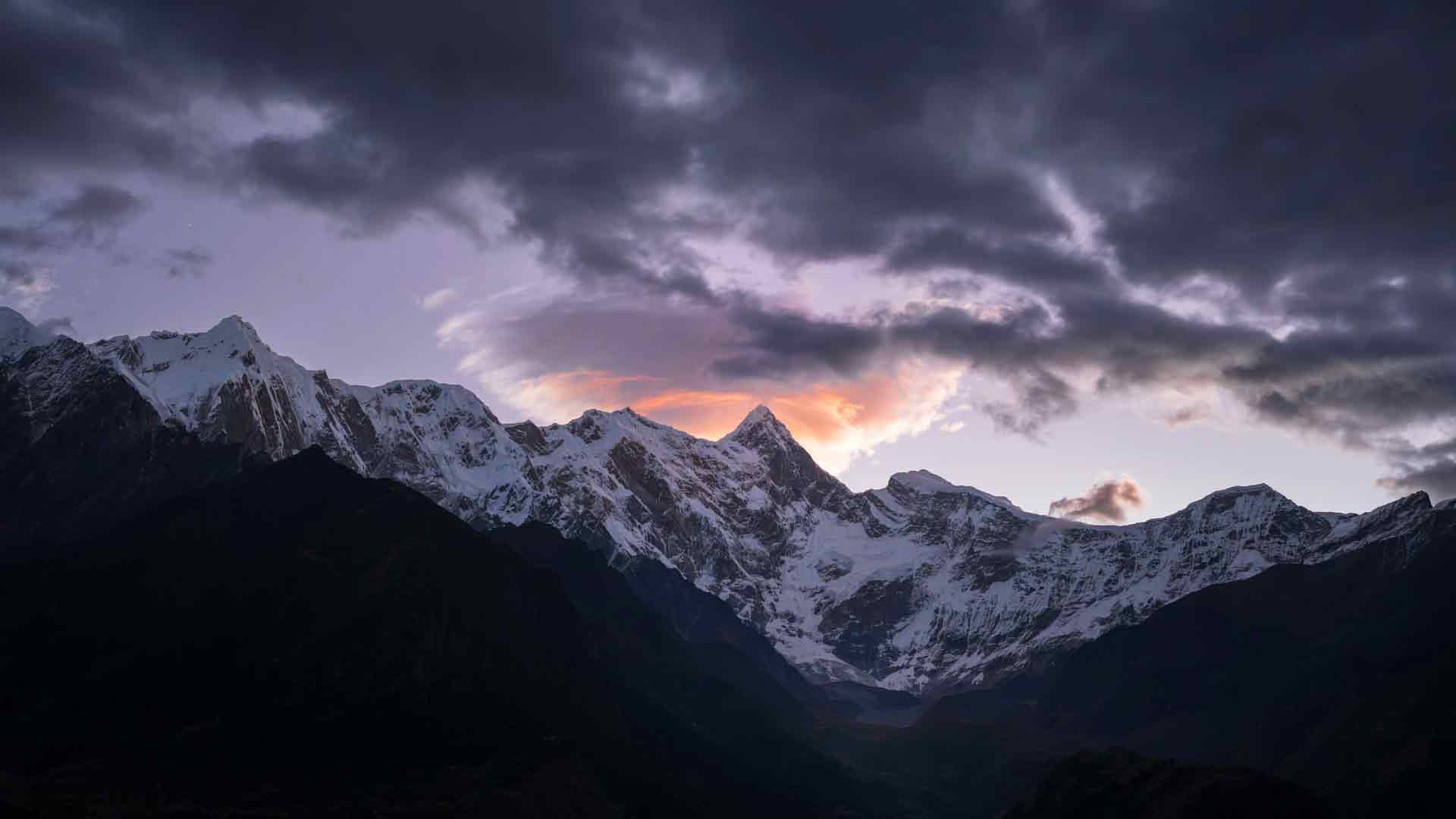 春雪山脉黄昏 林芝 中国 5K