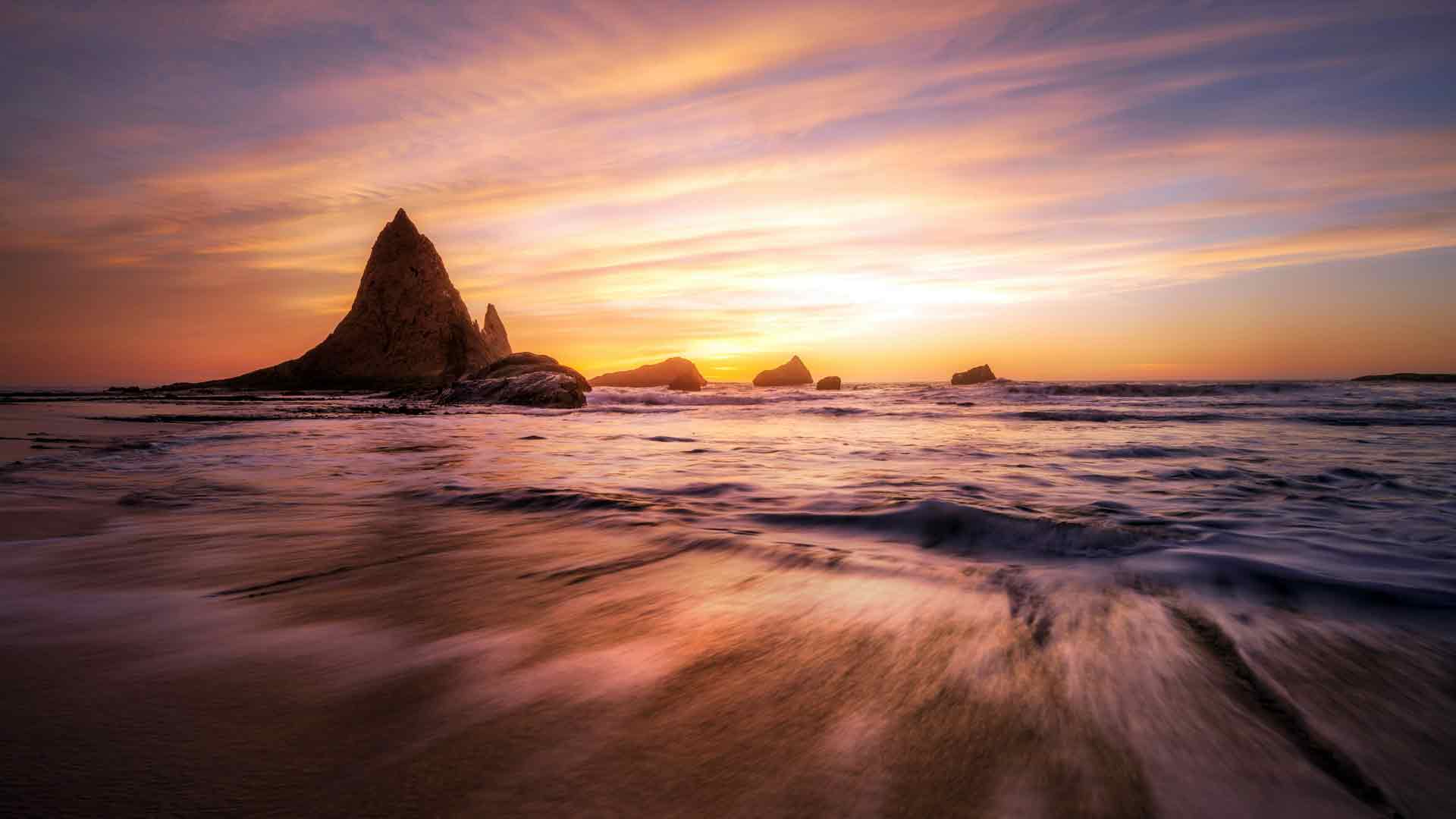 夏季海景天空日落岩石海滩傍晚