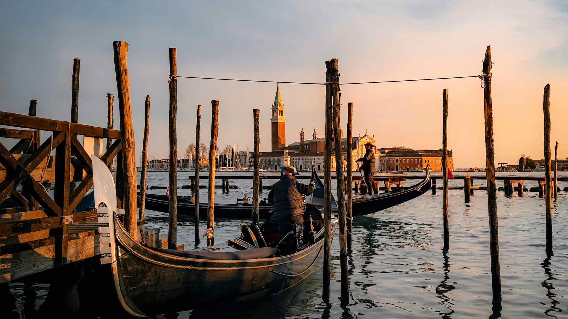 旅行城市日落贡多拉停靠在意大利威尼斯 5K
